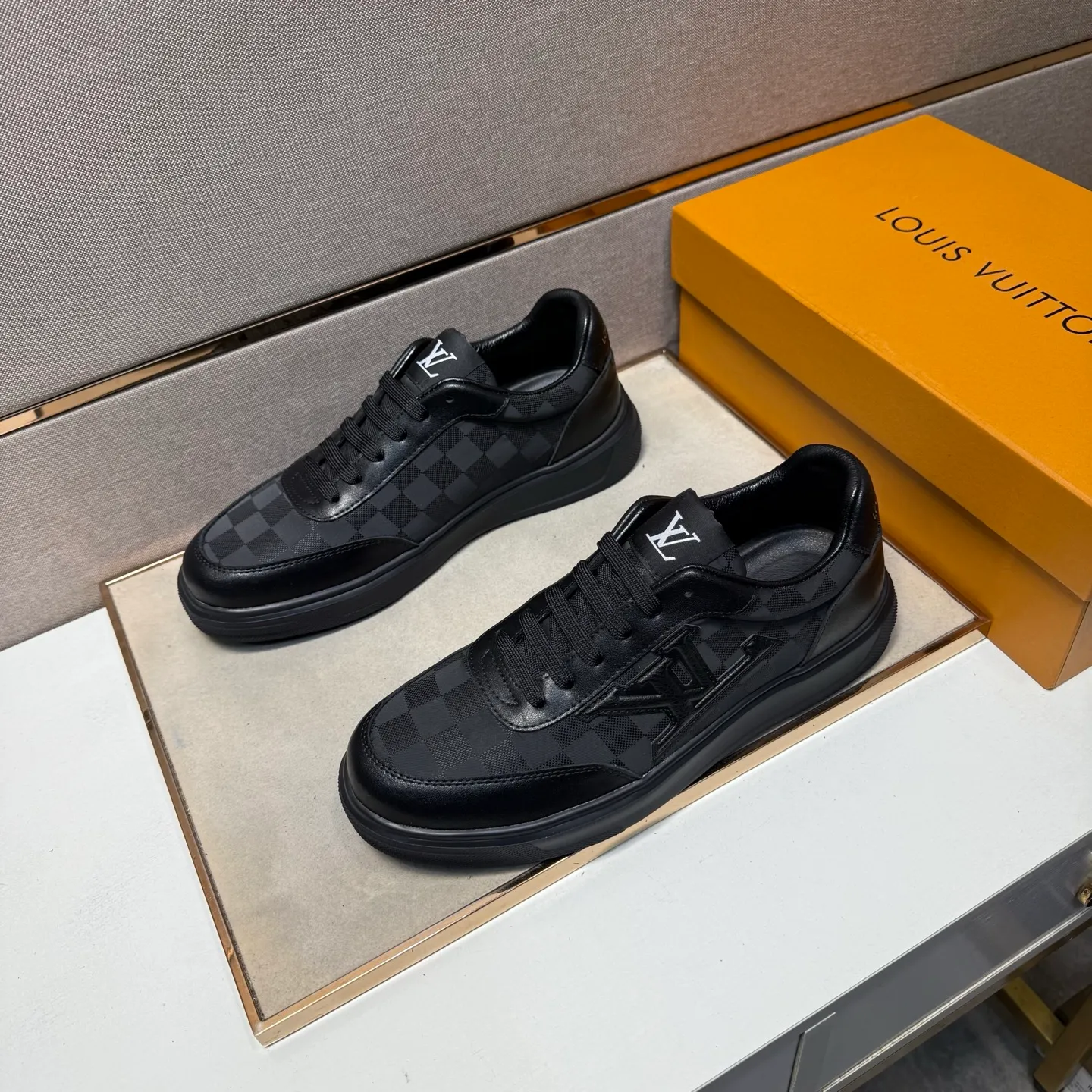 ⬛️Ex-factory price p400 [LV~] Men's casual shoes, 2025z cabinet sales simultaneously 🔶Code number: 38-44#️⃣ 🔷3 colors🔜The upper is made of multi-material splicing ➕Genuine leather lining, comfortable and breathable, sole: original comfortable and wear-resistant outsole, ⚠️real thing📱photographed🎬real thing is better📢📢📢